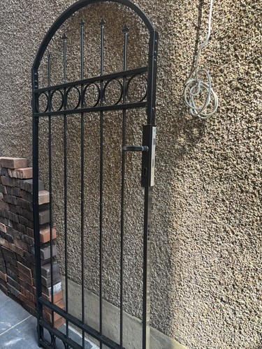 Solid alley side entrance - alley/side,