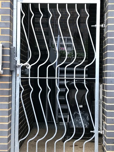 Side gate composite - ,,