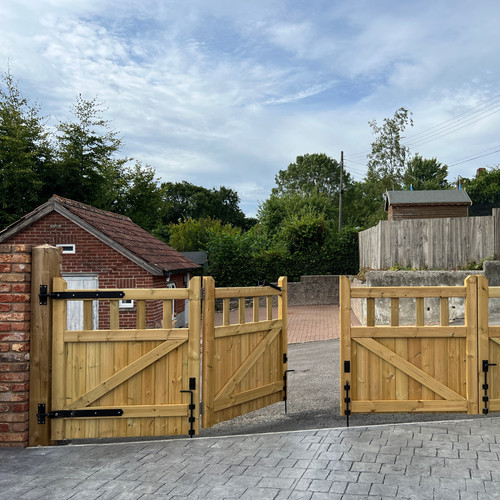 Bifold gates leaf ruby - gates,